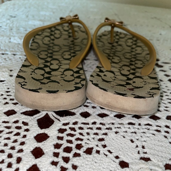 Coach Amel Gold Bow Sandal Flip Flops Size 7-8 Women’s Tan - Picture 4 of 5
